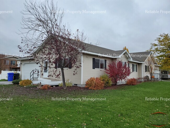 Building Photo - 381 W 1st S