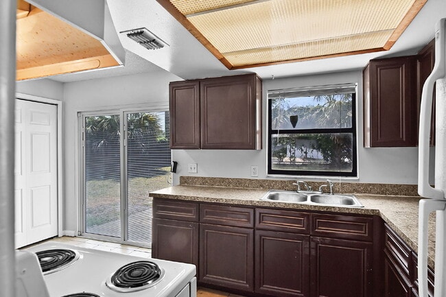 Building Photo - Move-In Ready 3-Bedroom Home with Spacious...