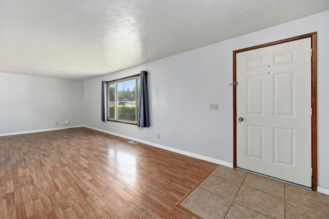 Building Photo - 3 bed, 2 bath
