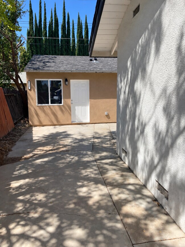Building Photo - 6135 Rhonda Rd