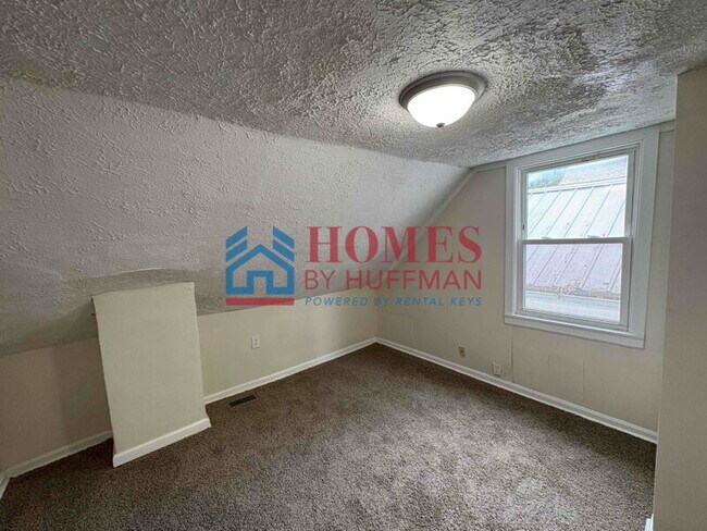 Building Photo - Three Bedroom House | Two Bathroom | Depos...