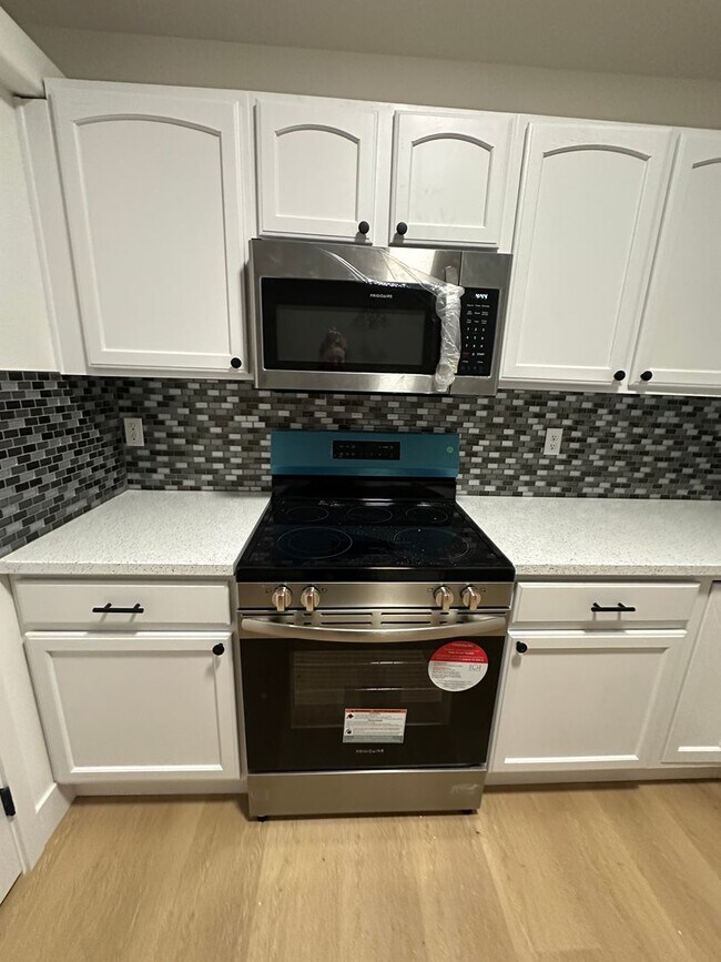 Building Photo - SPACIOUS Single Family - Remodeled- Home with big yard in great location