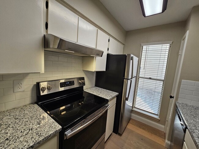 Building Photo - Ready for immediate move in!