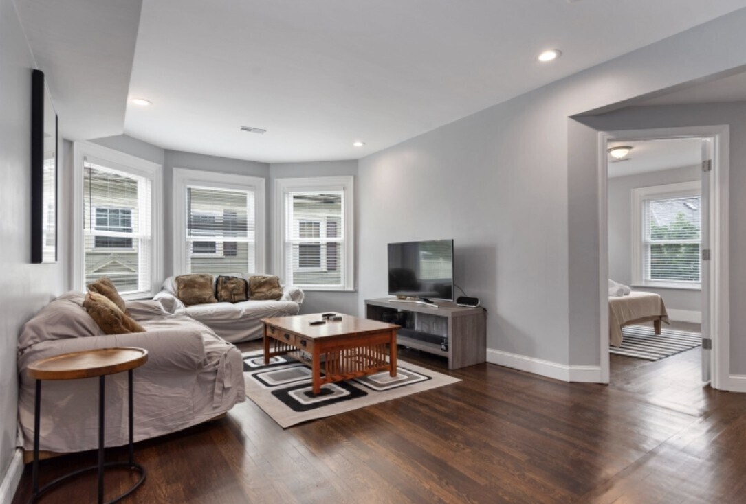 Building Photo - 7 Abbotsford St