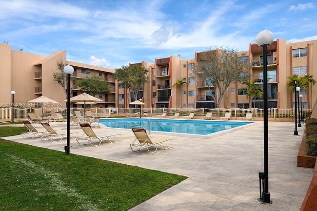 Building Photo - 13715 Kendale Lakes Cir