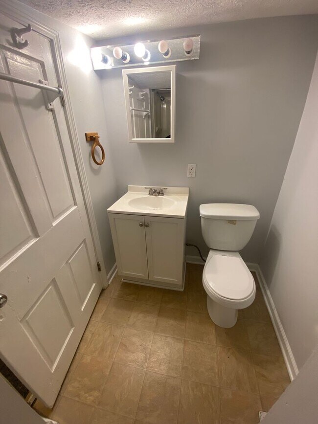 Building Photo - SPRING LEASING SPECIAL 1/2 OFF 1ST MONTHS ...