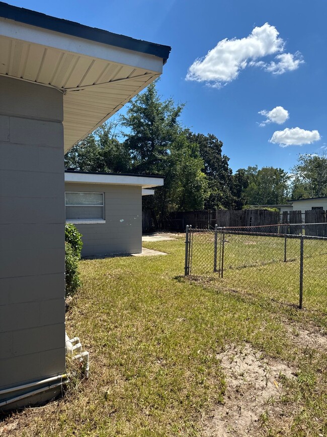 Building Photo - 10569 Citrus Ln