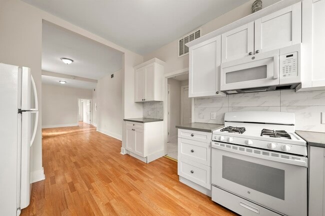 Building Photo - 704 Bergen Ave