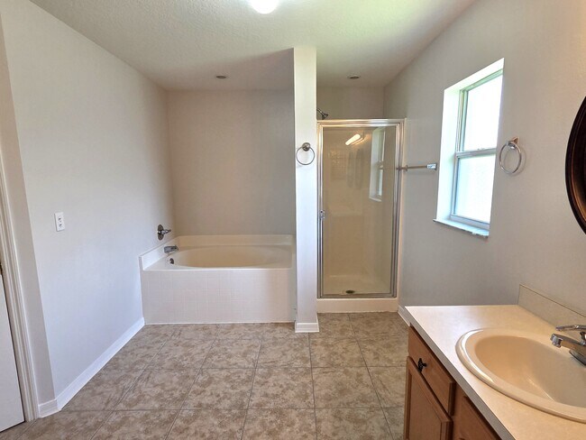 Building Photo - 116 Drake Way
