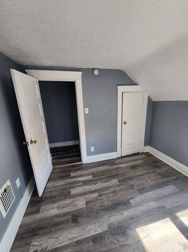 Building Photo - Charming 4-Bedroom Property in Prime Location (SECTION 8 VOUCHERS ACCEPTED)