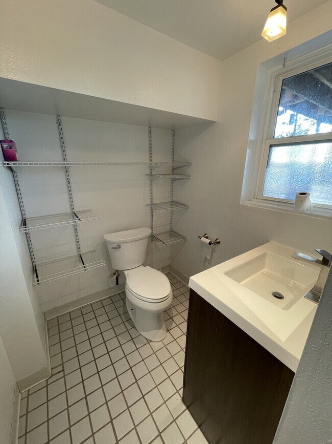 Building Photo - Spacious 1,000 Sq Ft 1 bedroom Lower Unit ...