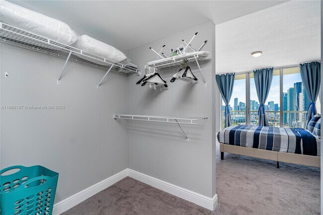 Primary Photo - 1750 N Bayshore Dr