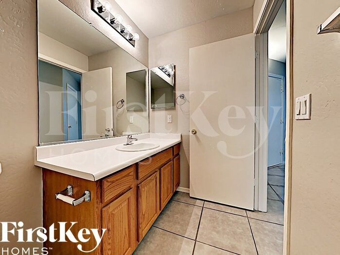 Building Photo - 2050 W Hayden Peak Dr