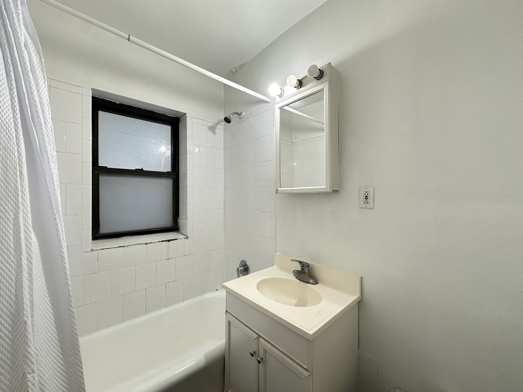 Building Photo - 562 W Arlington Pl