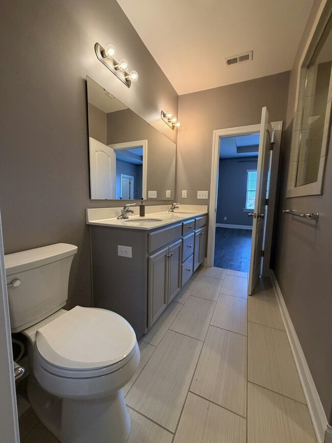 Building Photo - 6258 Cloverdale Dr