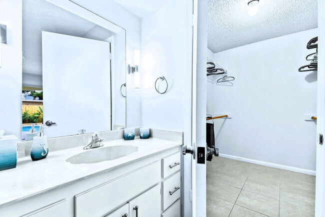 Building Photo - 9130 E Highland Pines Blvd