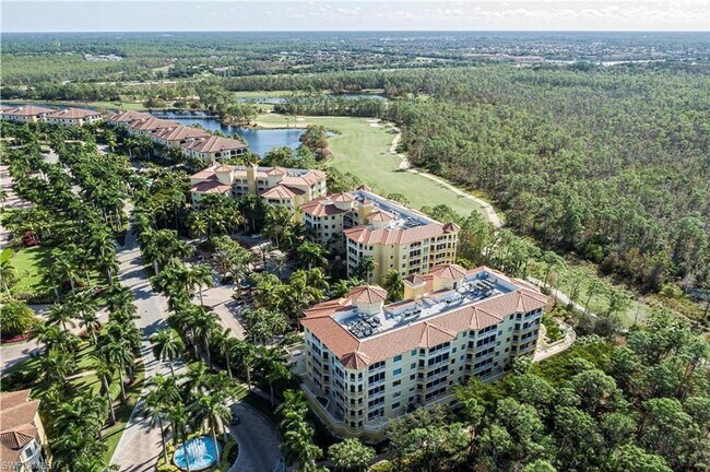 Building Photo - Beautifully decorated split 2/2 in stunnin...