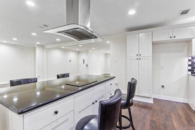 Building Photo - 1918 Crestdale Dr