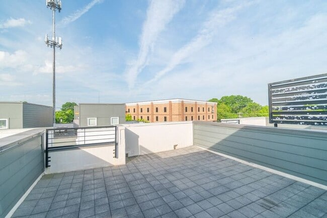 Building Photo - Beautiful Modern Townhome in South End Available 5/1!