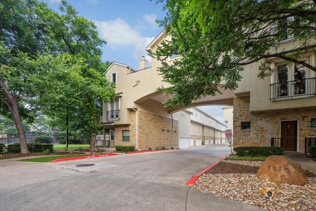 Primary Photo - 1115 Kinney Ave