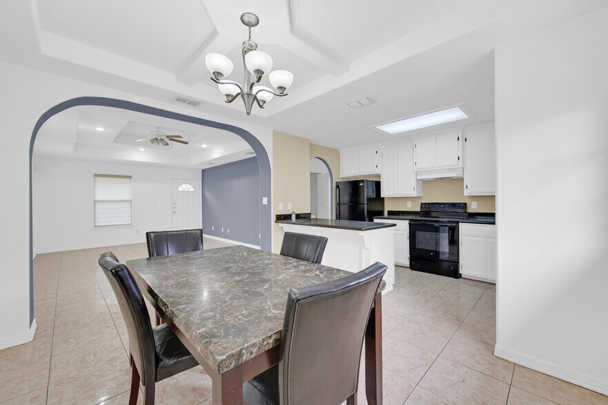 Building Photo - 1805 W Bronze St