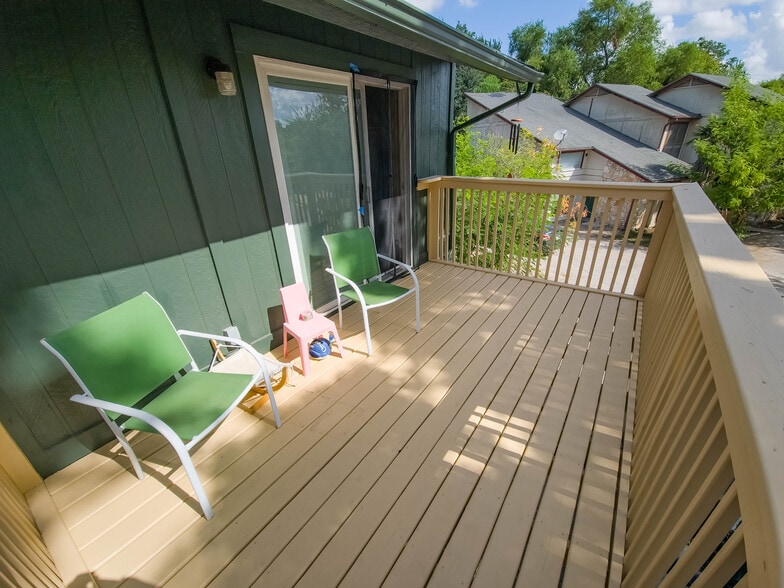 Upstairs Deck - 2702 Mulford Cv