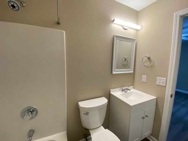Building Photo - 7045 Hickory Dr