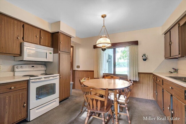 Building Photo - "Charming 3-Bedroom Lakehouse retreat with Spacious 2128 Sq Ft Layout in Hastings, MI!"