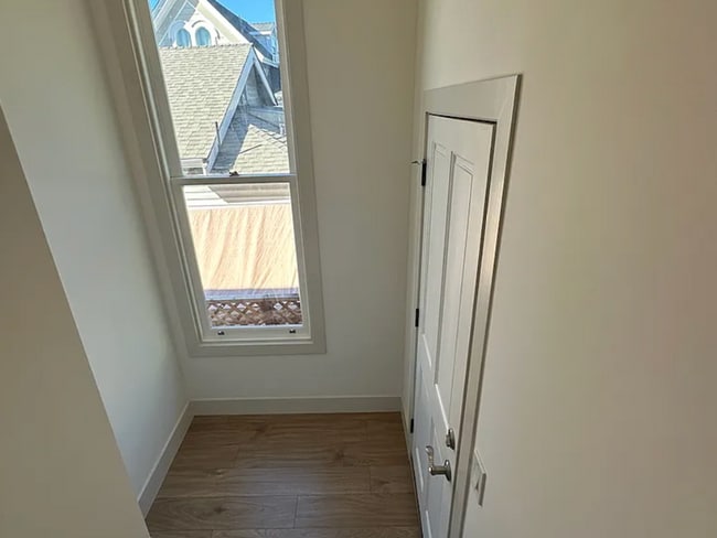 Building Photo - Updated top floor 1 bedroom In A Great Neighborhood!