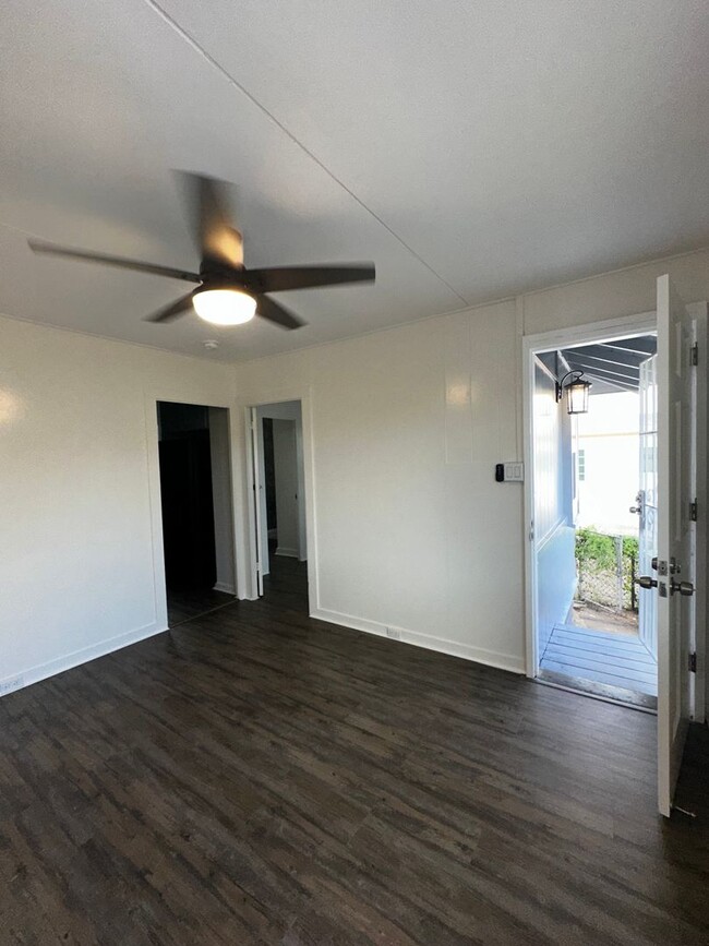 Building Photo - 1 bedroom duplex, fully renovated, 2 car p...