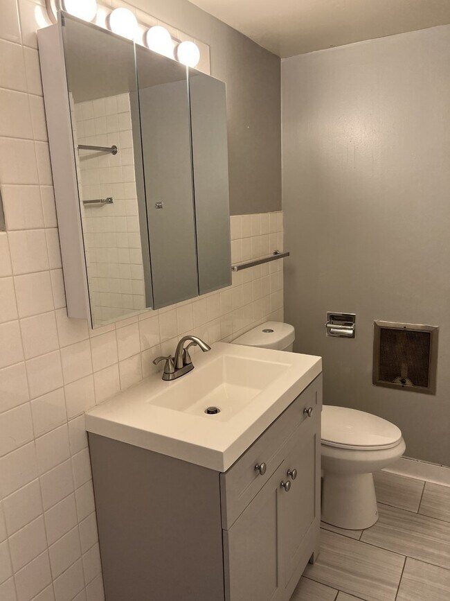 Building Photo - 6617 W Lloyd Dr