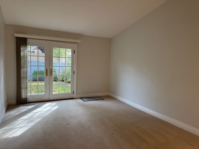 Building Photo - Beautiful 2 bedroom, 2 bath single level t...