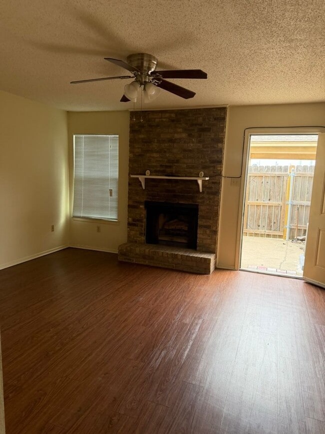 Building Photo - Conveniently Located 2 Bedroom Unit