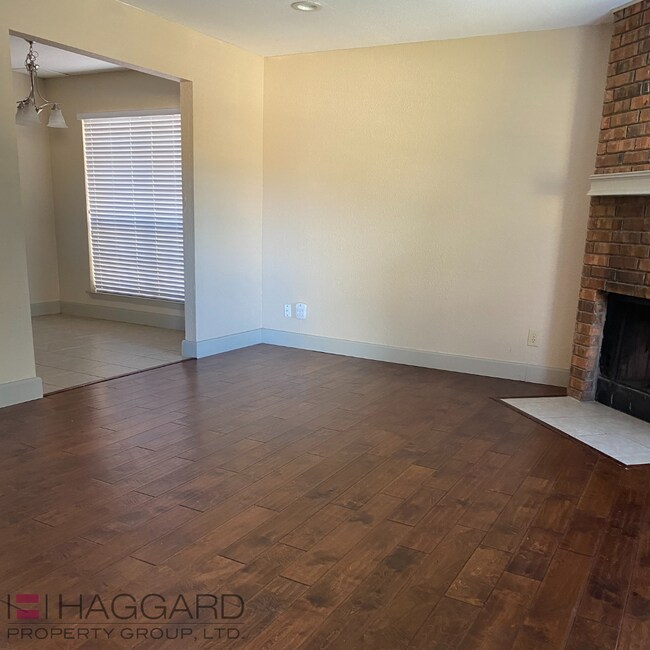 Building Photo - 3 bedroom 2.5 bathroom Duplex