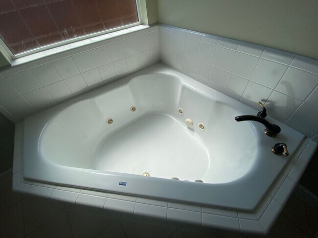 Building Photo - Spacious 3Bed/2Ba Brick Home in Established Neighborhood w/Easy Access to Everything! *SPECIAL: 1...