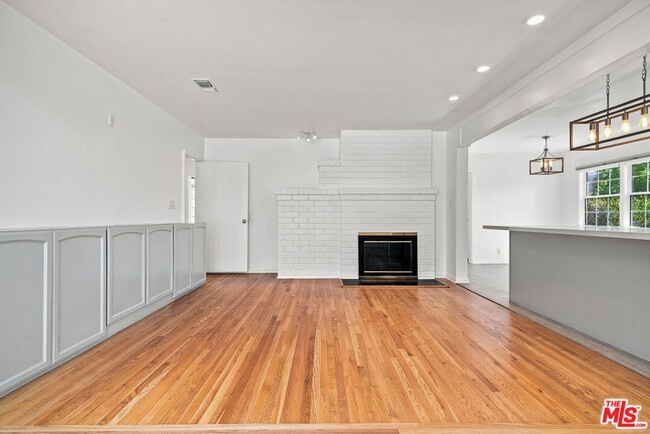 Building Photo - 5631 Columbus Ave
