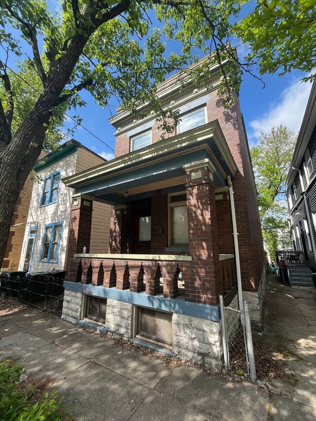 Building Photo - 2215 Victor St