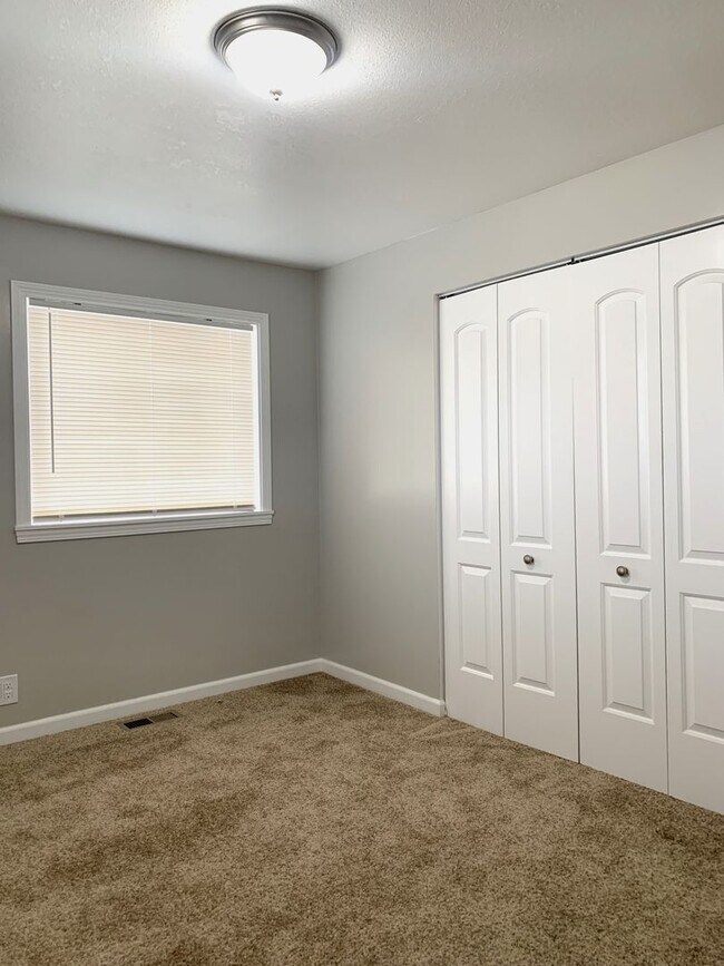 Building Photo - 423 E 450 S