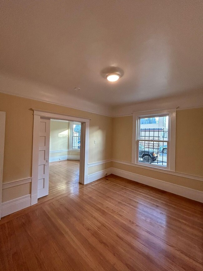 Building Photo - Two Bedroom Available Now in Noe Valley!!