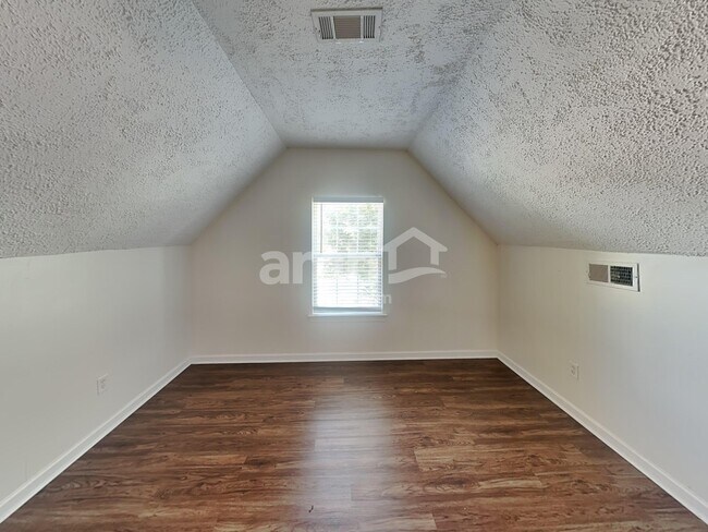 Building Photo - 447 Titans Cir