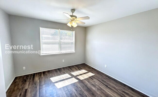 Building Photo - 1512 11th Ave N