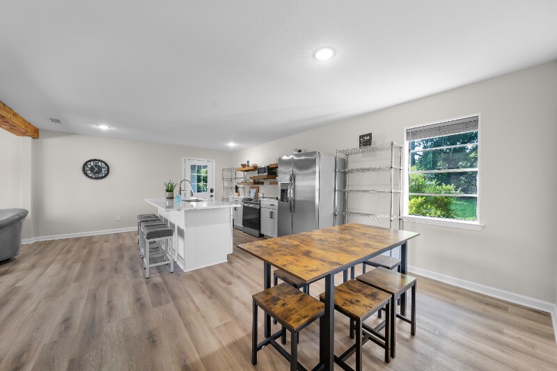 Building Photo - 1528 E Devine St