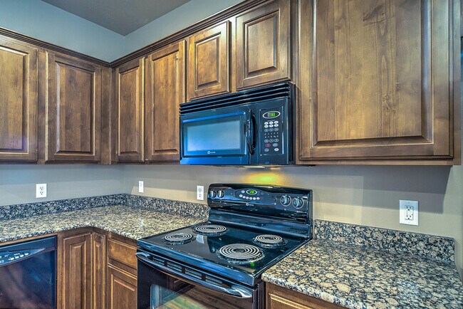 Building Photo - Beautiful Coral Canyon Home with Modern Up...