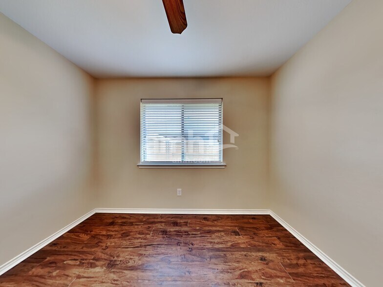 Building Photo - 1004 Lake Ridge Dr