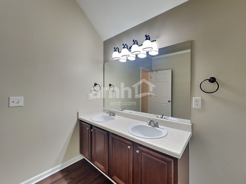 Building Photo - 2934 Gayle Manor Ln