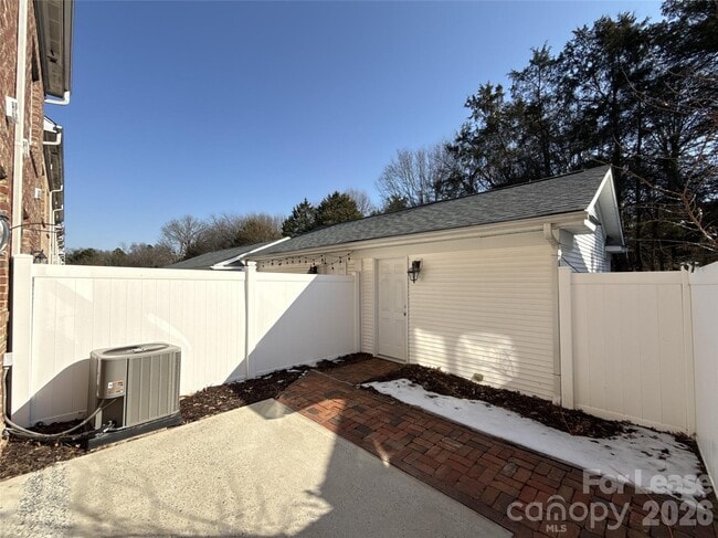 Building Photo - 8636 Beaver Creek Dr