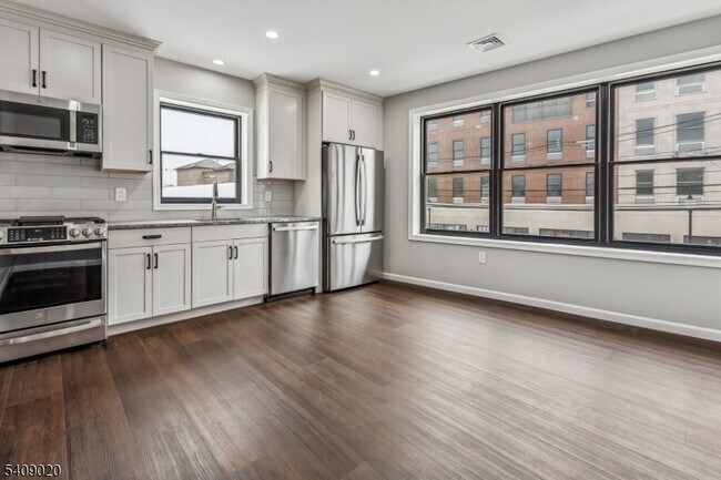 Building Photo - 268 Morris Ave