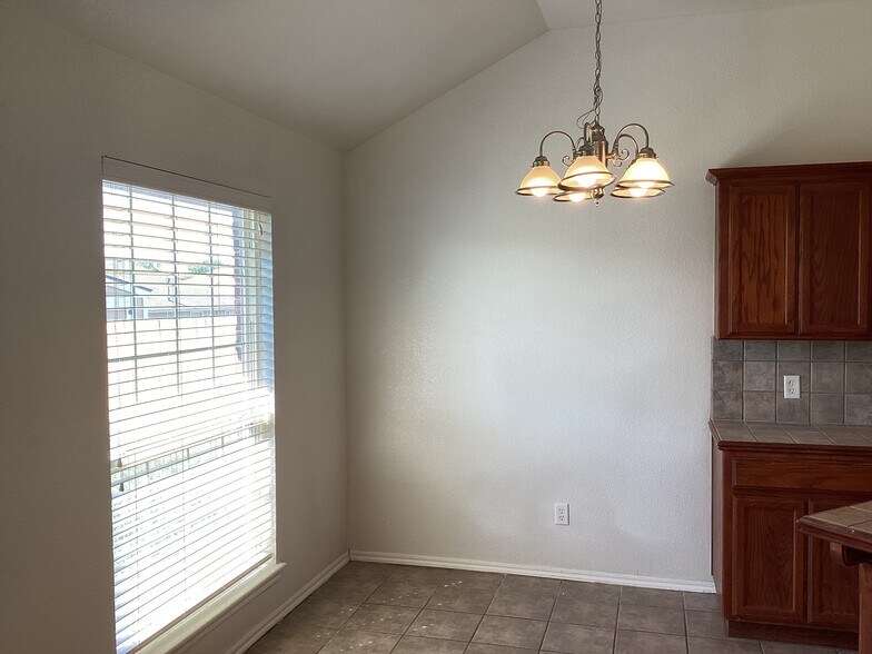 Building Photo - 4129 Queens Dr