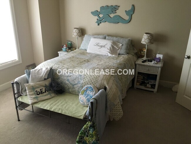 Building Photo - 3 bed 2.5 bath townhome in North Eugene