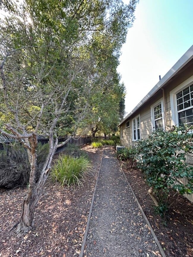 Building Photo - 2280 Summerfield Rd